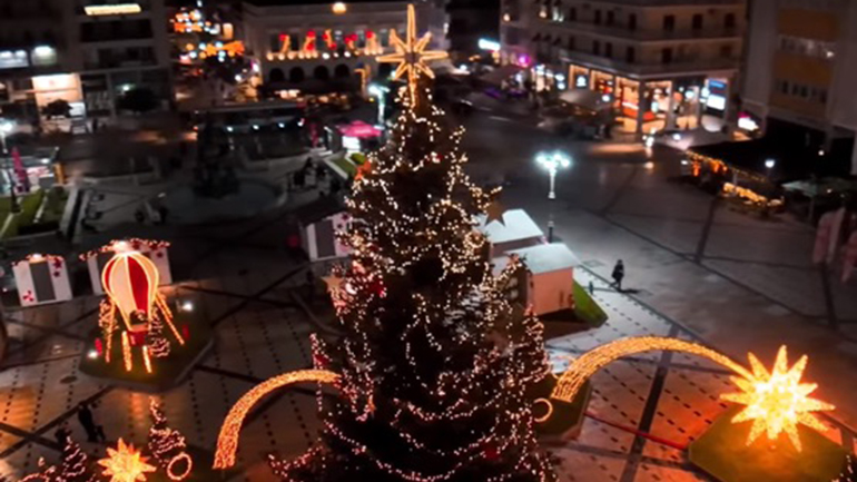 Εντυπωσιακά εναέρια πλάνα από την στολισμένη πλατεία Γεωργίου στην Πάτρα